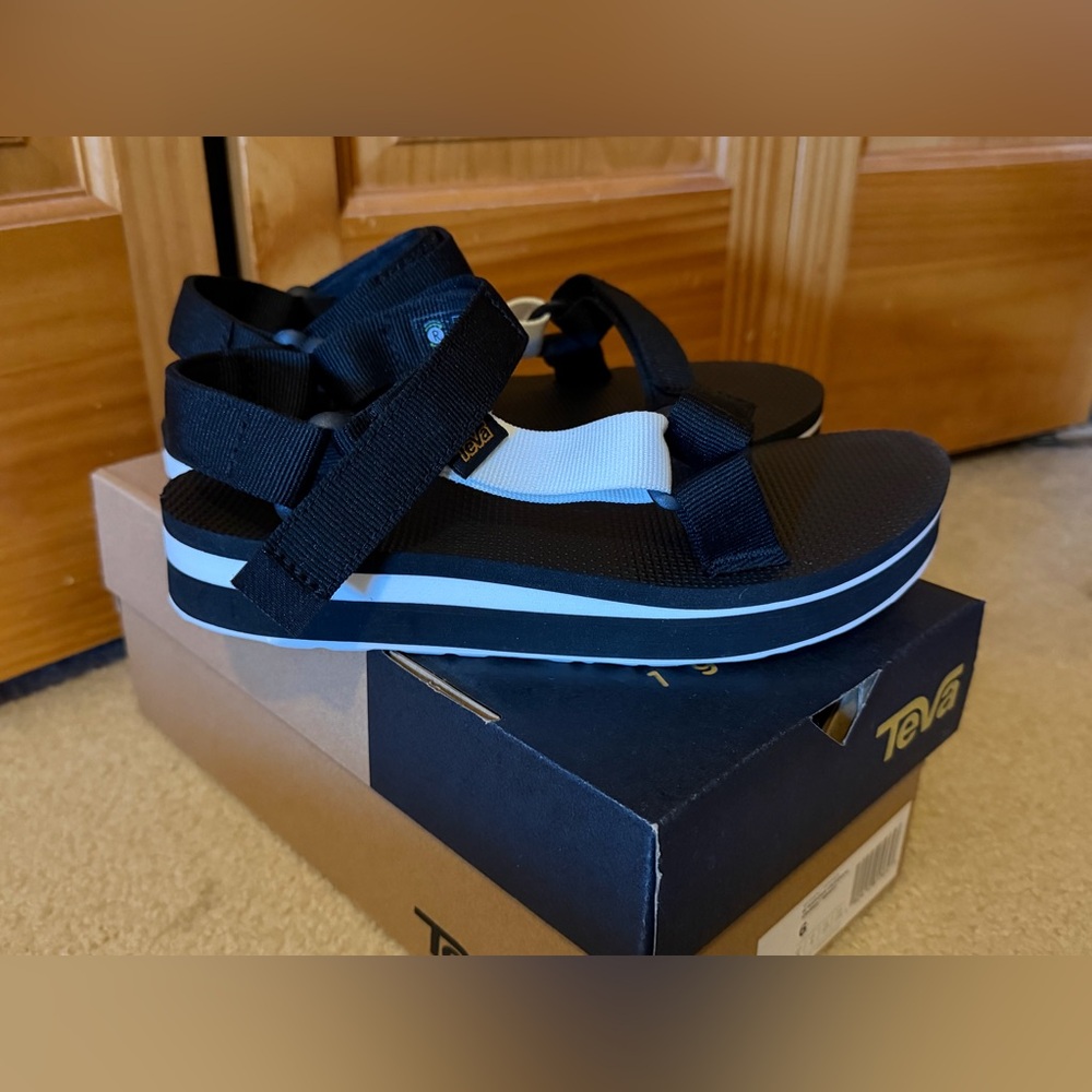 NIB Teva Midform Universal Sandals Black & White women’s Size 6